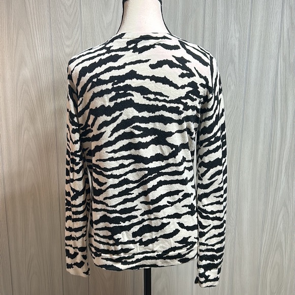 Ann Taylor LOFT Zebra print button front cardigan size Medium - Picture 5 of 12